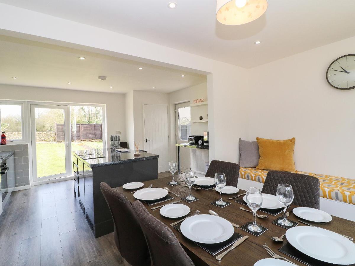 Honeystones Villa Witney Exterior photo