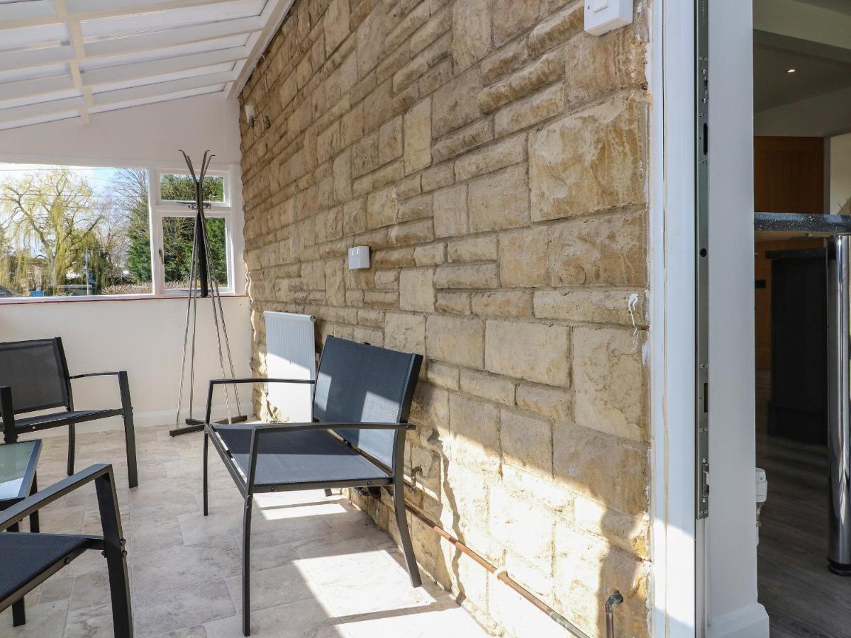 Honeystones Villa Witney Exterior photo