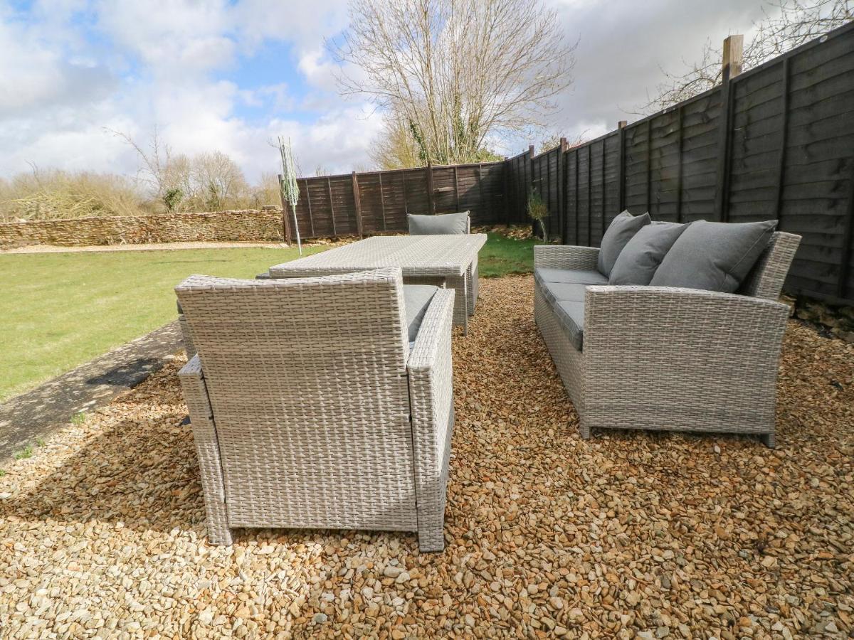 Honeystones Villa Witney Exterior photo