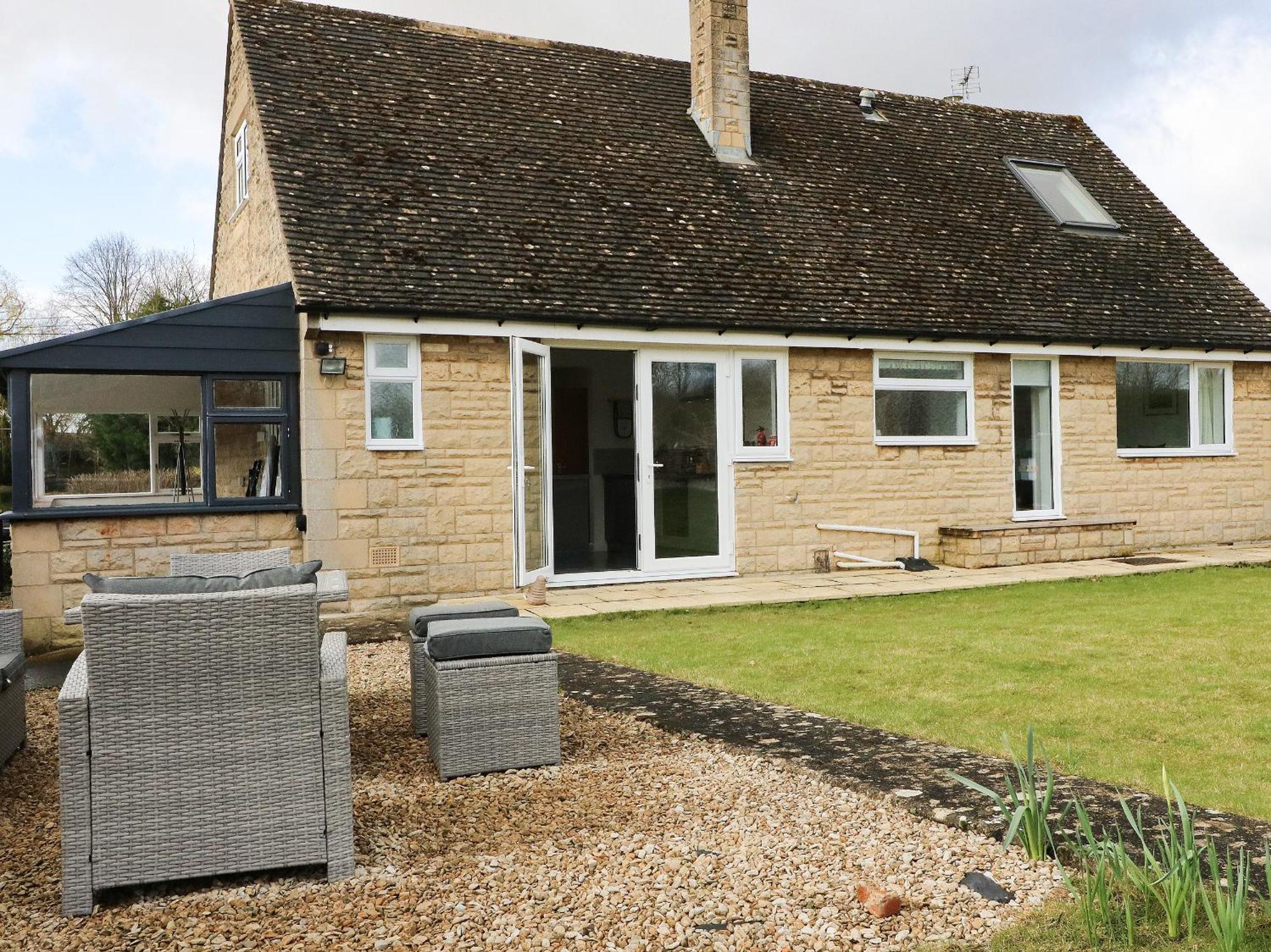 Honeystones Villa Witney Exterior photo
