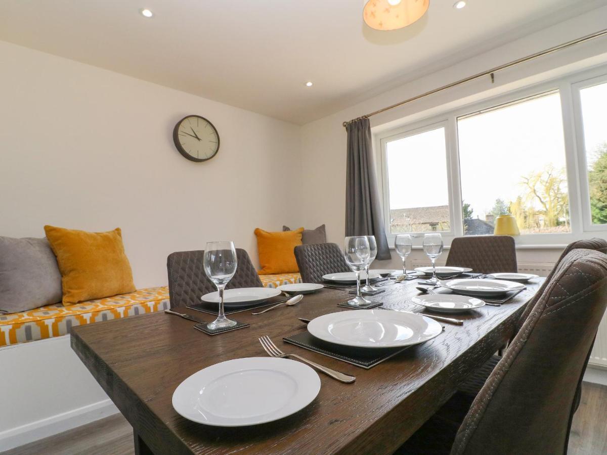 Honeystones Villa Witney Exterior photo